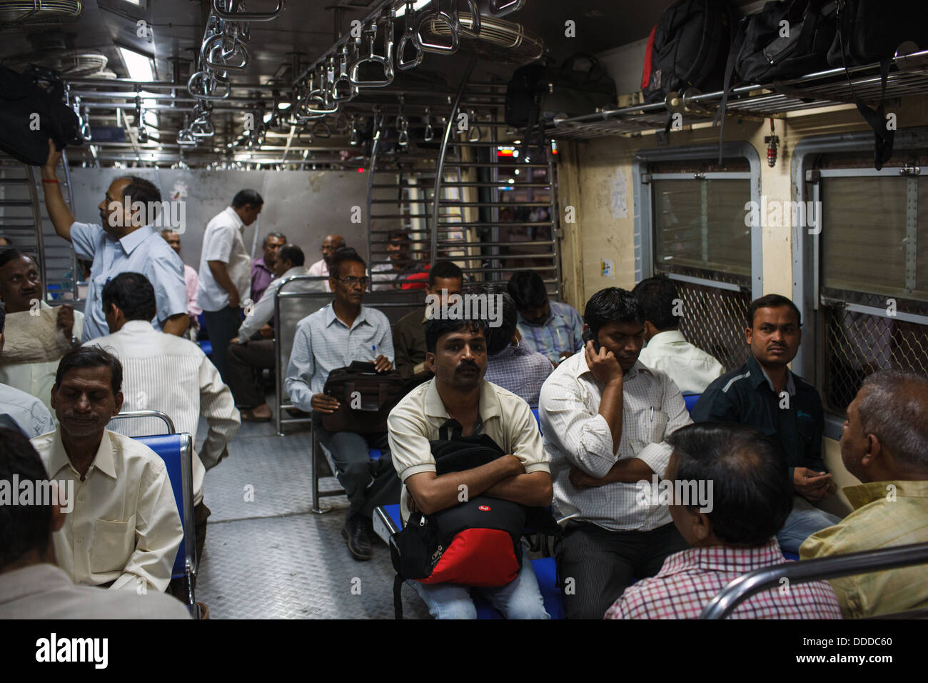 I passeggeri e i treni a affollata Chhatrapati Shivaji Terminus (Victoria Terminus) stazione ferroviaria in Mumbai, India. Foto Stock