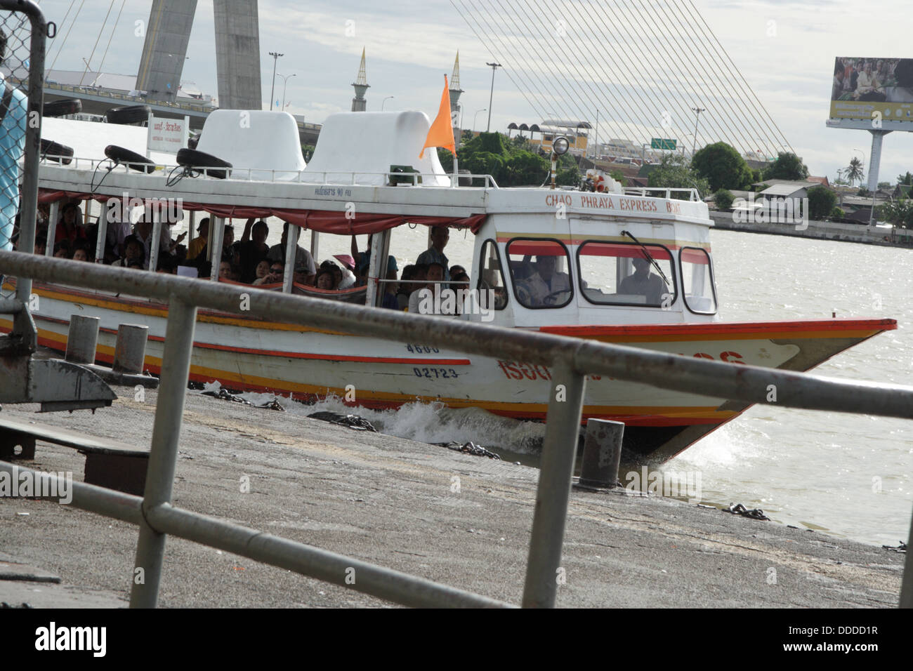 Chao Phraya Express barca servizio di trasporto lungo il Fiume Chao Phraya a Bangkok , Thailandia Foto Stock