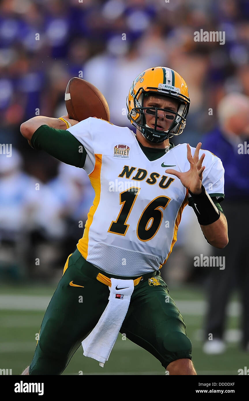 Manhattan Kansas, Stati Uniti d'America. Il 30 agosto, 2013. Agosto 30,2013: North Dakota State Bison quarterback Brock Jensen #16 in azione durante il NCAA Football gioco tra Nord Dakota State e Kansas membro; a Bill Snyder famiglia Stadium di Manhattan, Kansas. Kendall Shaw/CSM/Alamy Live News Foto Stock