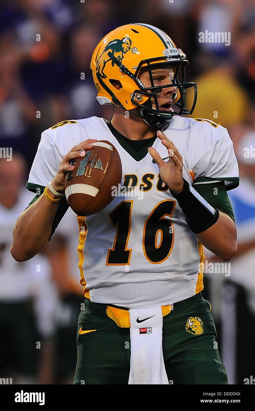 Manhattan Kansas, Stati Uniti d'America. Il 30 agosto, 2013. Agosto 30,2013:North Dakota State Bison quarterback Brock Jensen #16 in azione durante il NCAA Football gioco tra Nord Dakota State e Kansas membro; a Bill Snyder famiglia Stadium di Manhattan, Kansas. Kendall Shaw/CSM/Alamy Live News Foto Stock