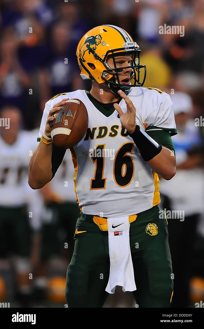 Manhattan Kansas, Stati Uniti d'America. Il 30 agosto, 2013. Agosto 30,2013:North Dakota State Bison quarterback Brock Jensen #16 in azione durante il NCAA Football gioco tra Nord Dakota State e Kansas membro; a Bill Snyder famiglia Stadium di Manhattan, Kansas. Kendall Shaw/CSM/Alamy Live News Foto Stock