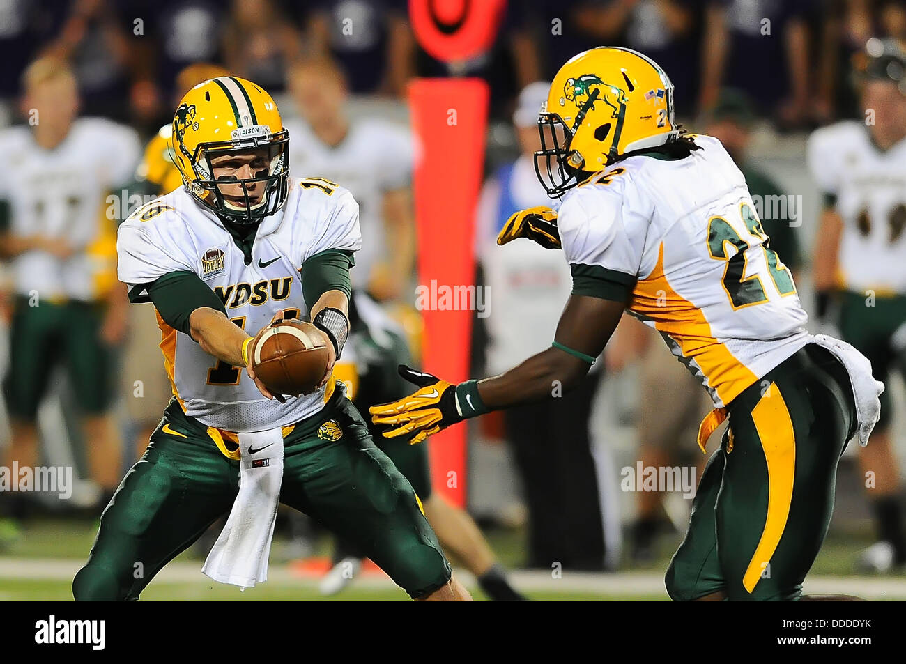 Manhattan Kansas, Stati Uniti d'America. Il 30 agosto, 2013. Agosto 30,2013:North Dakota State Bison quarterback Brock Jensen #16 mani di North Dakota State Bison running back Sam Ojuri #22 in azione durante il NCAA Football gioco tra Nord Dakota State e Kansas membro; a Bill Snyder famiglia Stadium di Manhattan, Kansas. Kendall Shaw/CSM/Alamy Live News Foto Stock