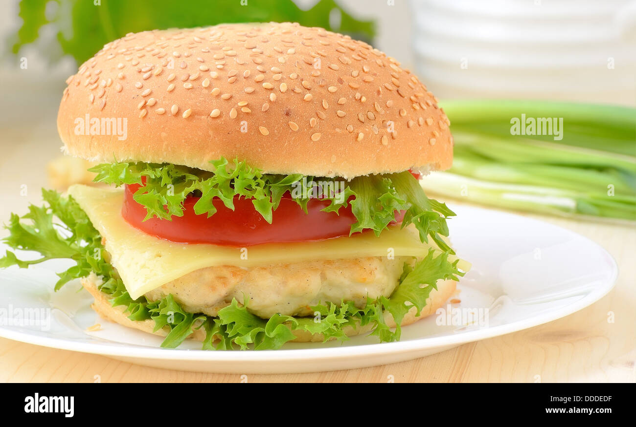 Burger fast food sulla piastra bianca Foto Stock
