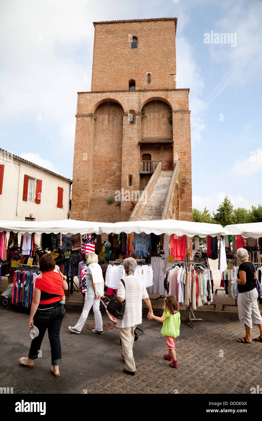 Giorno di mercato, la cittadina francese di Ste Liverade sur Lot, Lot et Garonne, Francia Europa Foto Stock