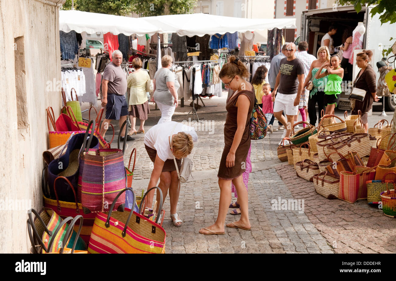 Persone che acquistano ceste in città mercato, Ste Liverade-sur-Lot, Lot-et-Garonne, Francia Europa Foto Stock