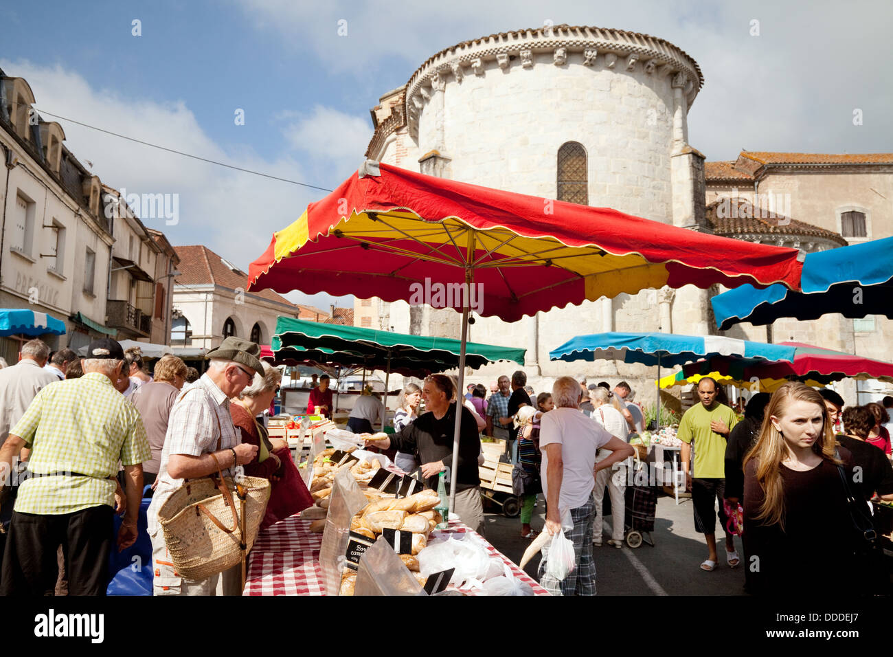 La strada del mercato presso la cittadina francese di Ste Liverade sur Lot, Lot et Garonne, Francia Europa Foto Stock