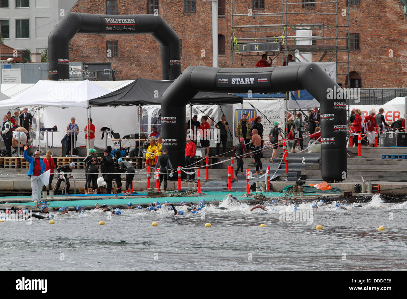 Copenaghen, Danimarca. 31st ago 2013. 2.400 nuotate intorno all'edificio del Parlamento, al castello o al Palazzo di Christiansborg nel centro di Copenhagen, nel 2000 m più grande concorso annuale di acqua aperta in Danimarca, Al Bagno di Copenhagen, organizzato dalla Federazione danese di nuoto e dal giornale Politiken. Credito: Niels Quist/Alamy Live News Foto Stock