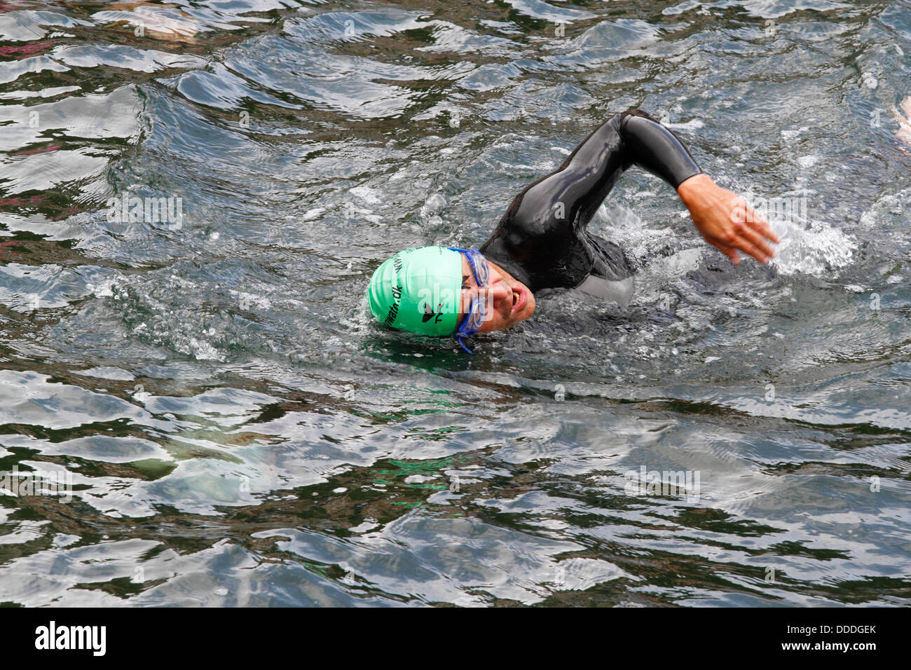 Copenaghen, Danimarca. 31st ago 2013. 2.400 nuotate intorno all'edificio del Parlamento, al castello o al Palazzo di Christiansborg nel centro di Copenhagen, nel 2000 m più grande concorso annuale di acqua aperta in Danimarca, Al Bagno di Copenhagen, organizzato dalla Federazione danese di nuoto e dal giornale Politiken. Credito: Niels Quist/Alamy Live News Foto Stock