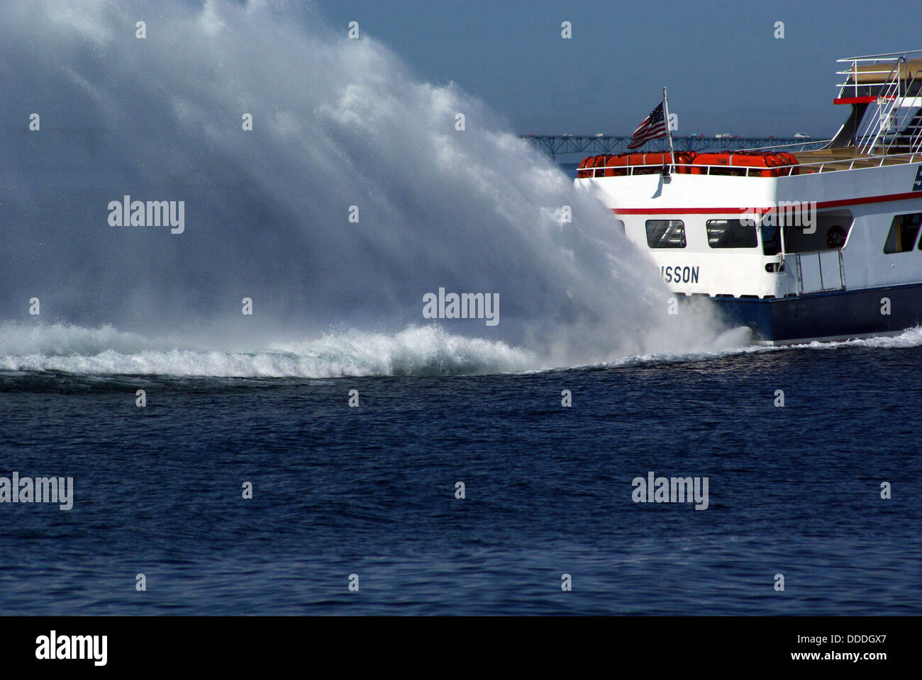 Una idro sottolineato dell'acqua facendo un incredibile pennacchio di acqua dietro la barca. Foto Stock