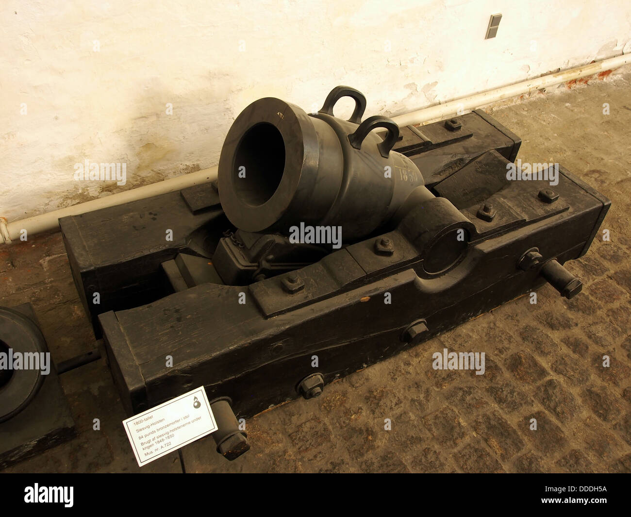 Il mortaio in bronzo Schleswig Holstein da 84 libbre è esposto al Royal Danish Arsenal Museum di Copenaghen. Questo pezzo storico di artiglieria fu utilizzato per le operazioni militari durante il XIX secolo. Foto Stock