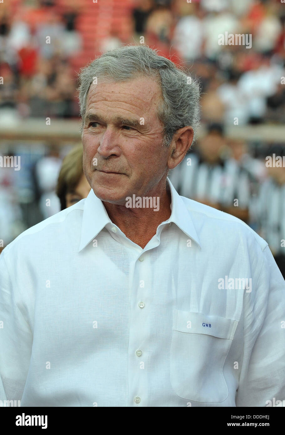 Il 30 agosto 2013 - University Park, TX, Stati Uniti d'America - 30 agosto 2013: ex presidente degli Stati Uniti George Bush Jr. flipping il coin toss al centro del campo durante il gioco tra il Texas Tech Red Raiders e il Southern Methodist Mustangs a Gerald Ford J. Stadium in University Park, Texas Tech vince contro SMU, 41-23. Foto Stock