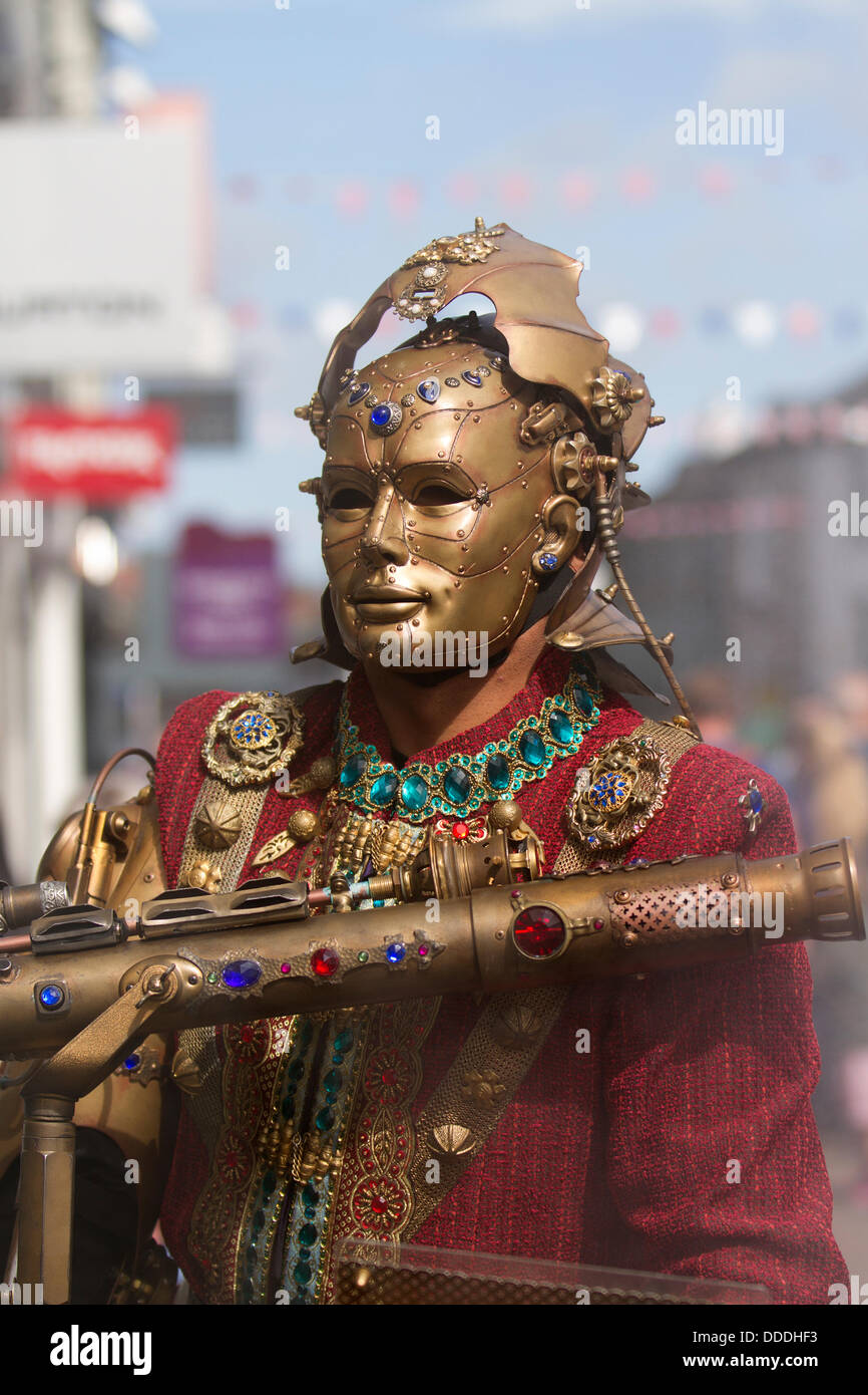 Cyborg portmanteau di cybernetico e organismo al Festival Internazionale di Arte di strada di Kendal, ora al suo settimo anno. Swyron, senza tempo, universale e mitico al Mintfest Street Arts Festival 2013, un evento del weekend Lakes Alive nel Lake District che ha caratterizzato, costume, cyber, concept, argento, scienza, metallo, elettronico, bianco, straniero, android, techno, carnevale, umano, festa, Realtà, fantascienza, neon, luccicanti, fantasy uomini sulle palcoscenici, strade e parchi di Kendal. Foto Stock