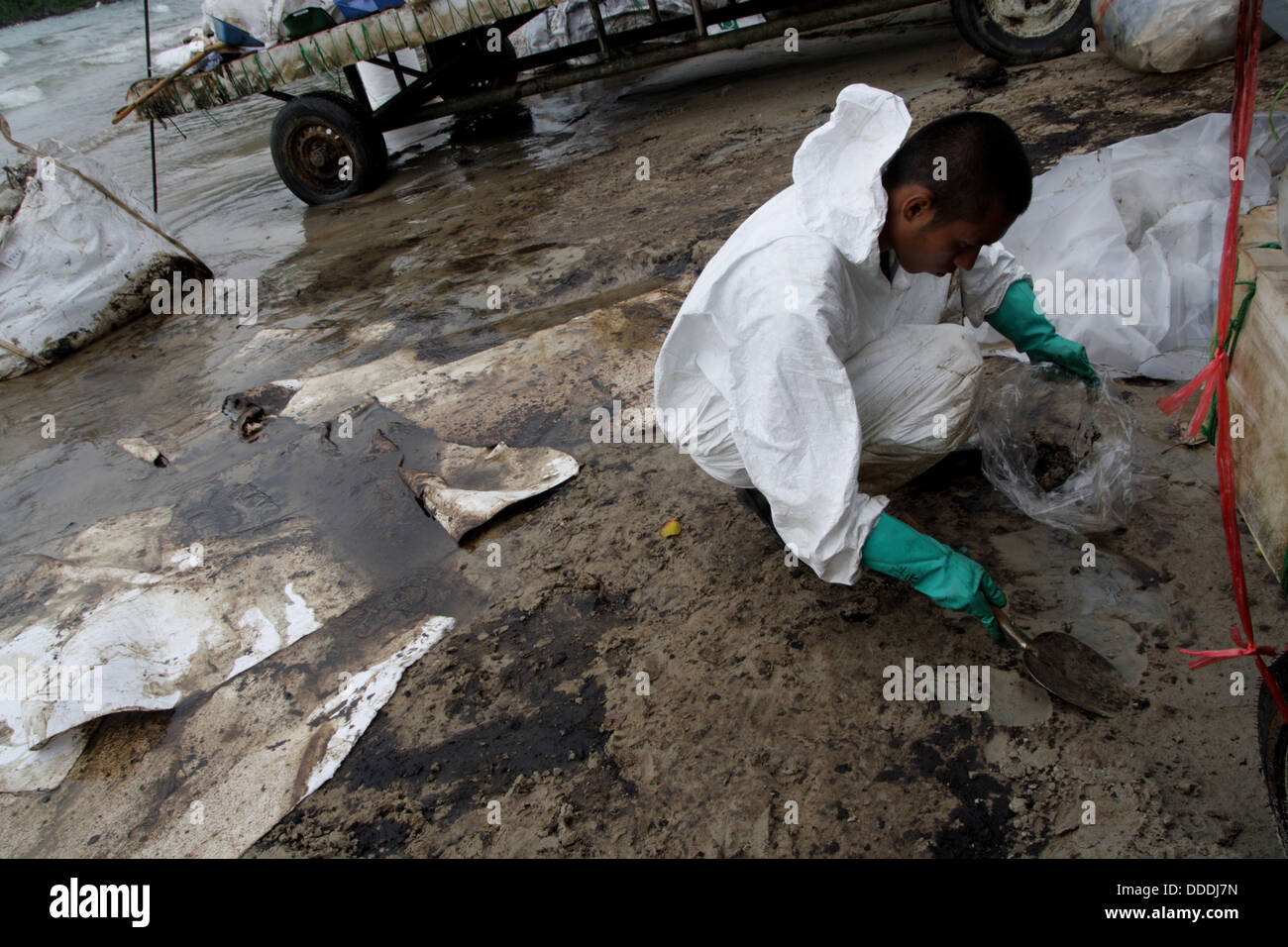 Marina Militare tailandese in tuta biohazard ripulire una fuoriuscita di olio che si lava fino a Ao Phrao sulla spiaggia di Koh Samed island Foto Stock