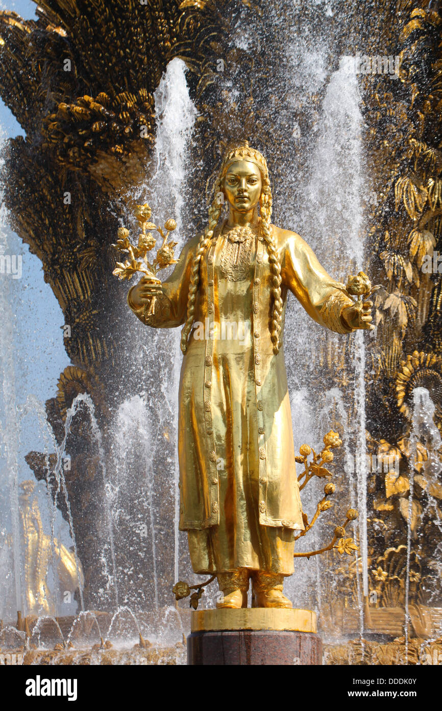 Ragazza con una fontana di amicizia dei popoli Turkmenistan Foto Stock