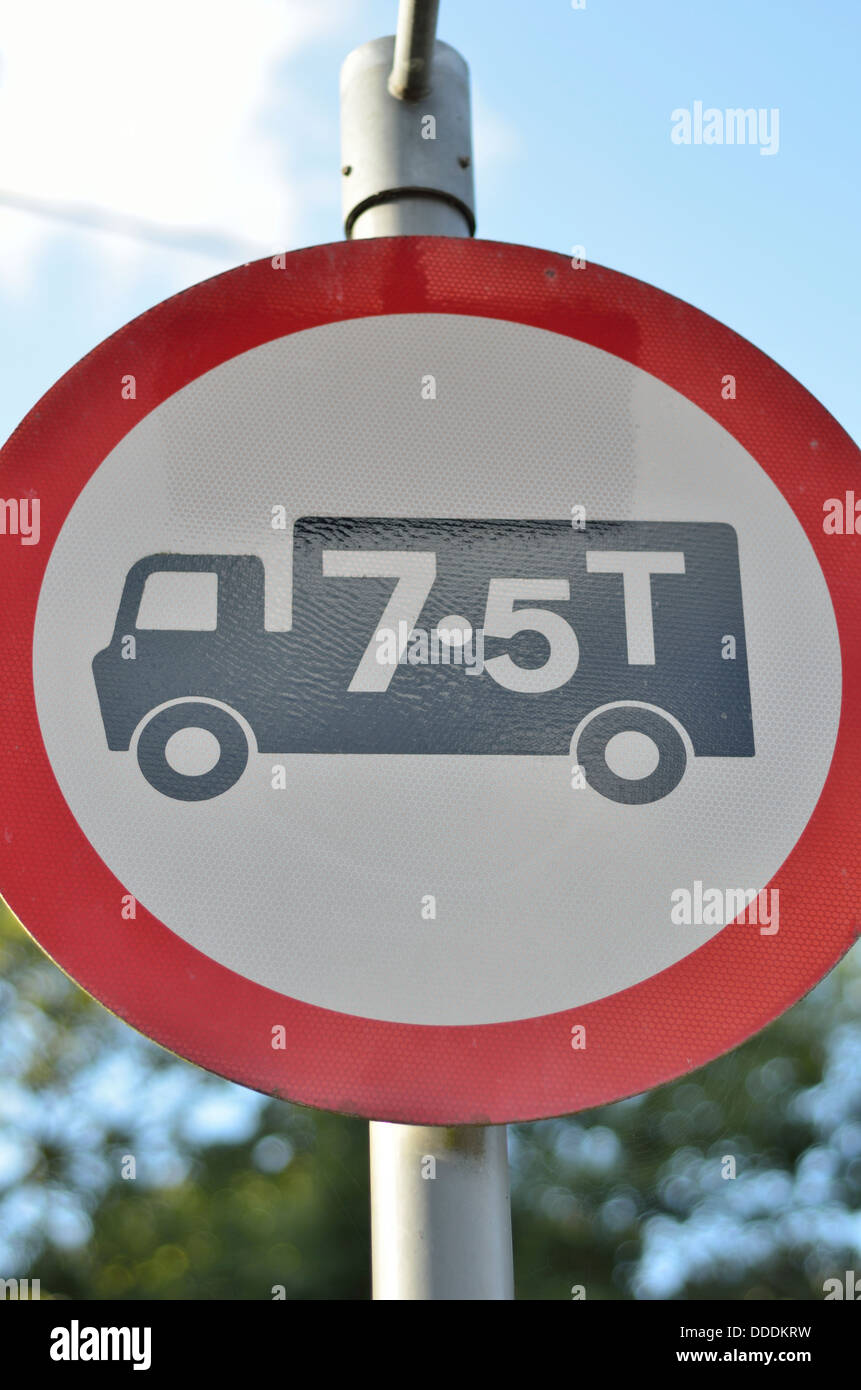 7.5 Tonnellata HGV segno di avvertimento Inghilterra REGNO UNITO Foto Stock 7.5 Tonnellata HGV segno di avvertimento Inghilterra REGNO UNITO Foto Stock