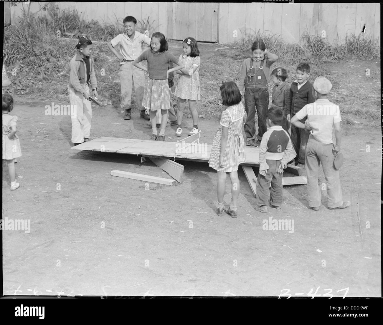 Arcadia, California. Una povera tavolo da ping pong crolla nel bel mezzo di una partita tra youngst . . . 537052 Foto Stock