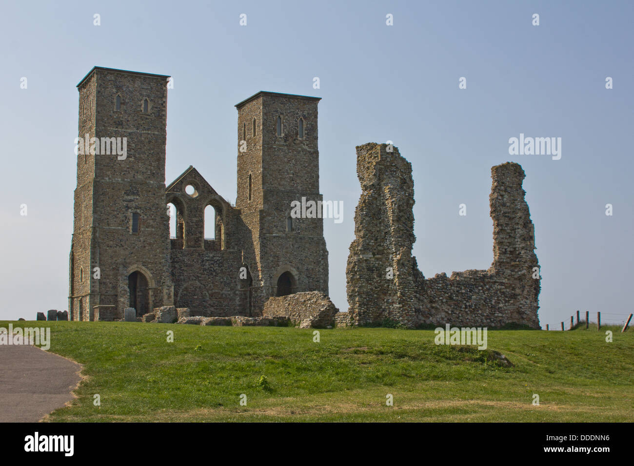 Le torri gemelle delle rovine della chiesa di Santa Maria a Reculver sulla costa nord del Kent. Foto Stock