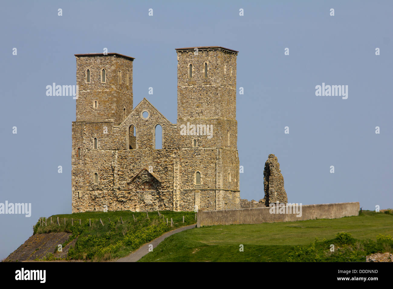 Le torri gemelle delle rovine della chiesa di Santa Maria a Reculver sulla costa nord del Kent. Foto Stock