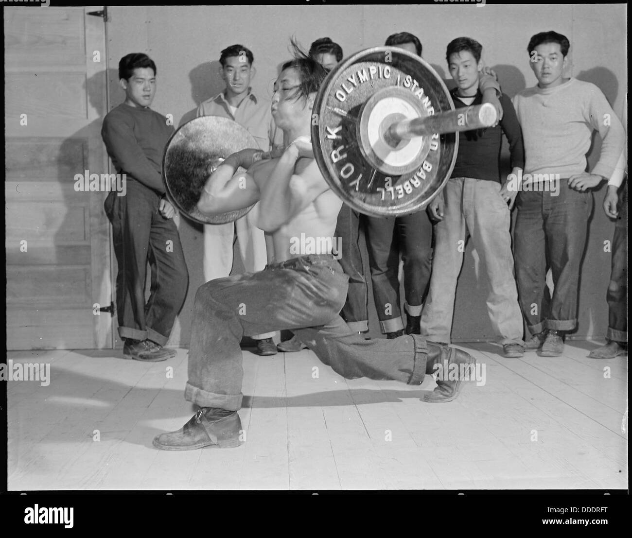 Presso l'Heart Mountain Relocation Center in Wyoming, un istruttore conduce una lezione di sollevamento pesi, dimostrando un'attività ricreativa disponibile per gli internati nippo-americani durante la seconda guerra mondiale Foto Stock