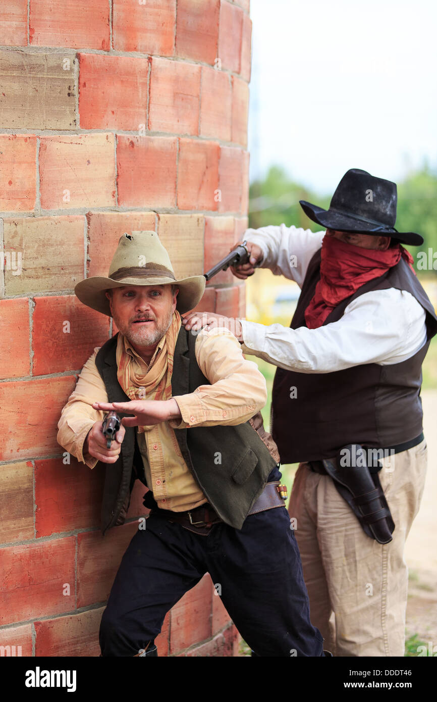 Un gunfighter è catturato da un brigante durante uno scontro a fuoco Foto Stock