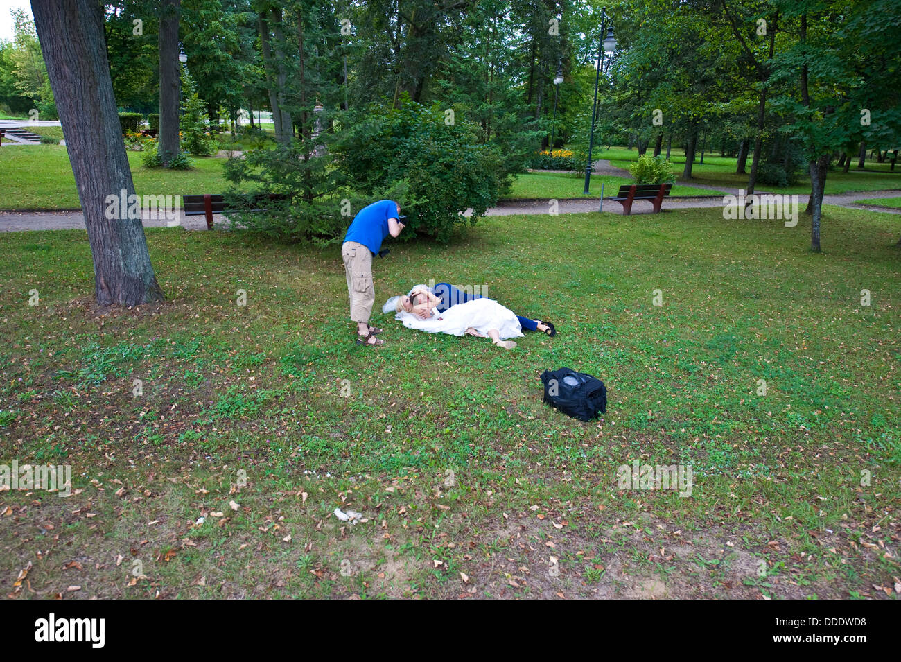 Scattare una foto degli sposi in un parco a Suprasl. Foto Stock