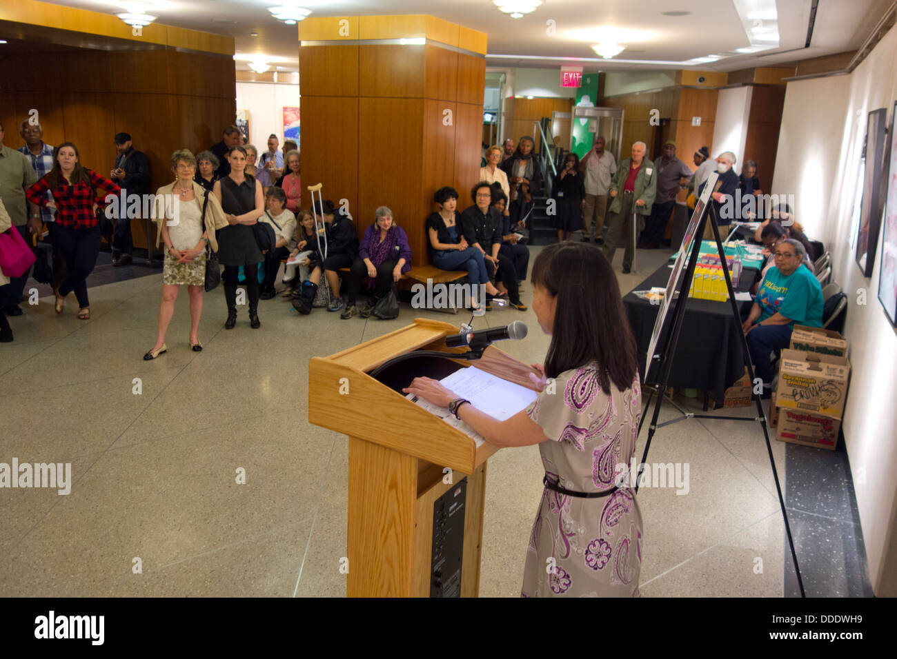 Persone che guardano la fotografia mostra al Brooklyn Public Library Foto Stock