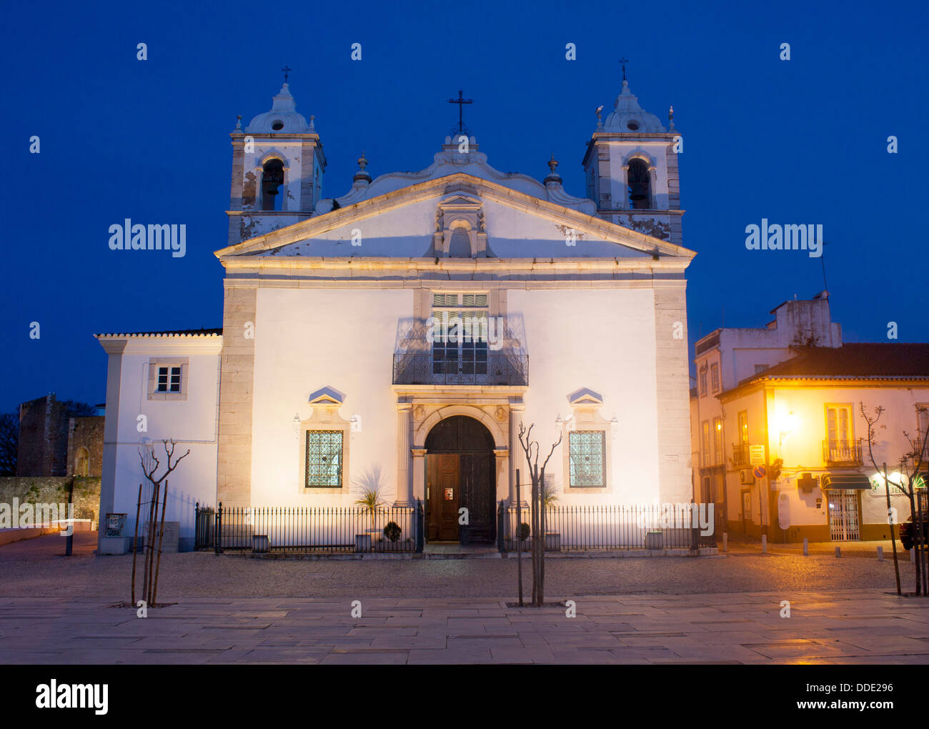 Igreja de Santa Maria di notte Praca Infante Dom Henrique Lagos Algarve Portogallo Foto Stock