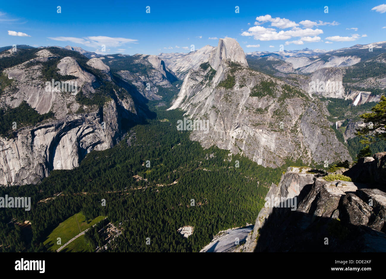 Vista sulla valle di Yosemite e mezza cupola dal punto ghiacciaio. Parco Nazionale di Yosemite in California, Stati Uniti d'America. Foto Stock
