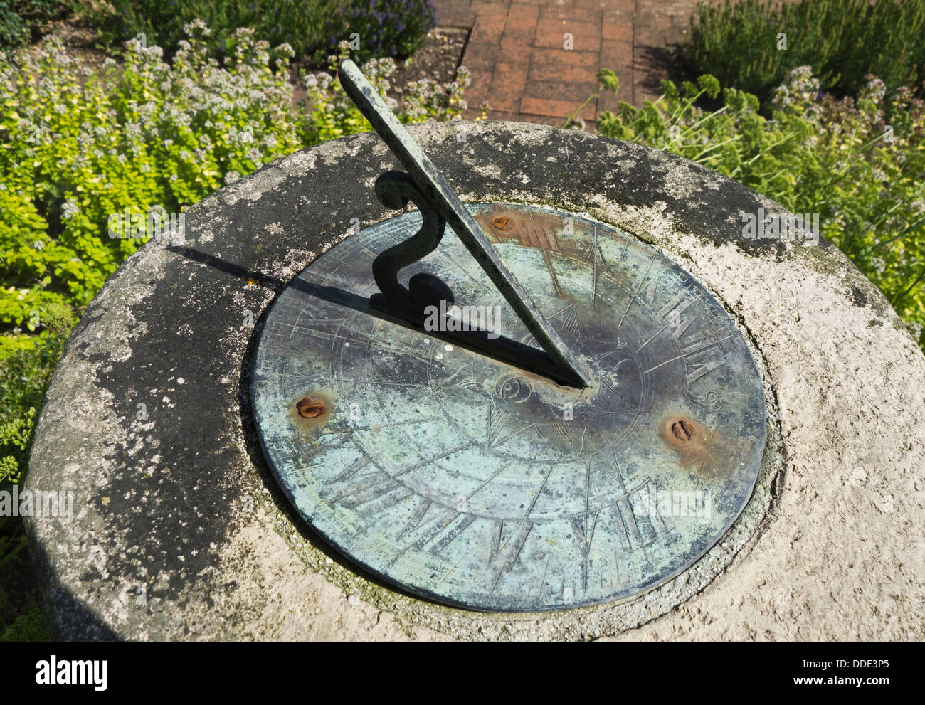 Meridiana nei giardini a Wyken Hall, Elizabethan Manor House nel Suffolk, Inghilterra. Foto Stock