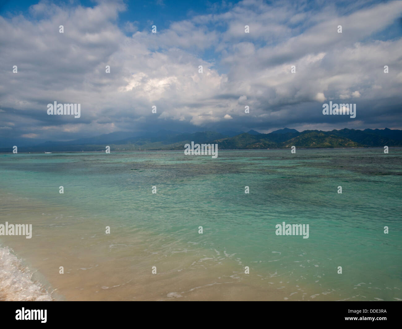 Mare tropicale isola con contorno in background e nuvole bianche al di sopra Foto Stock
