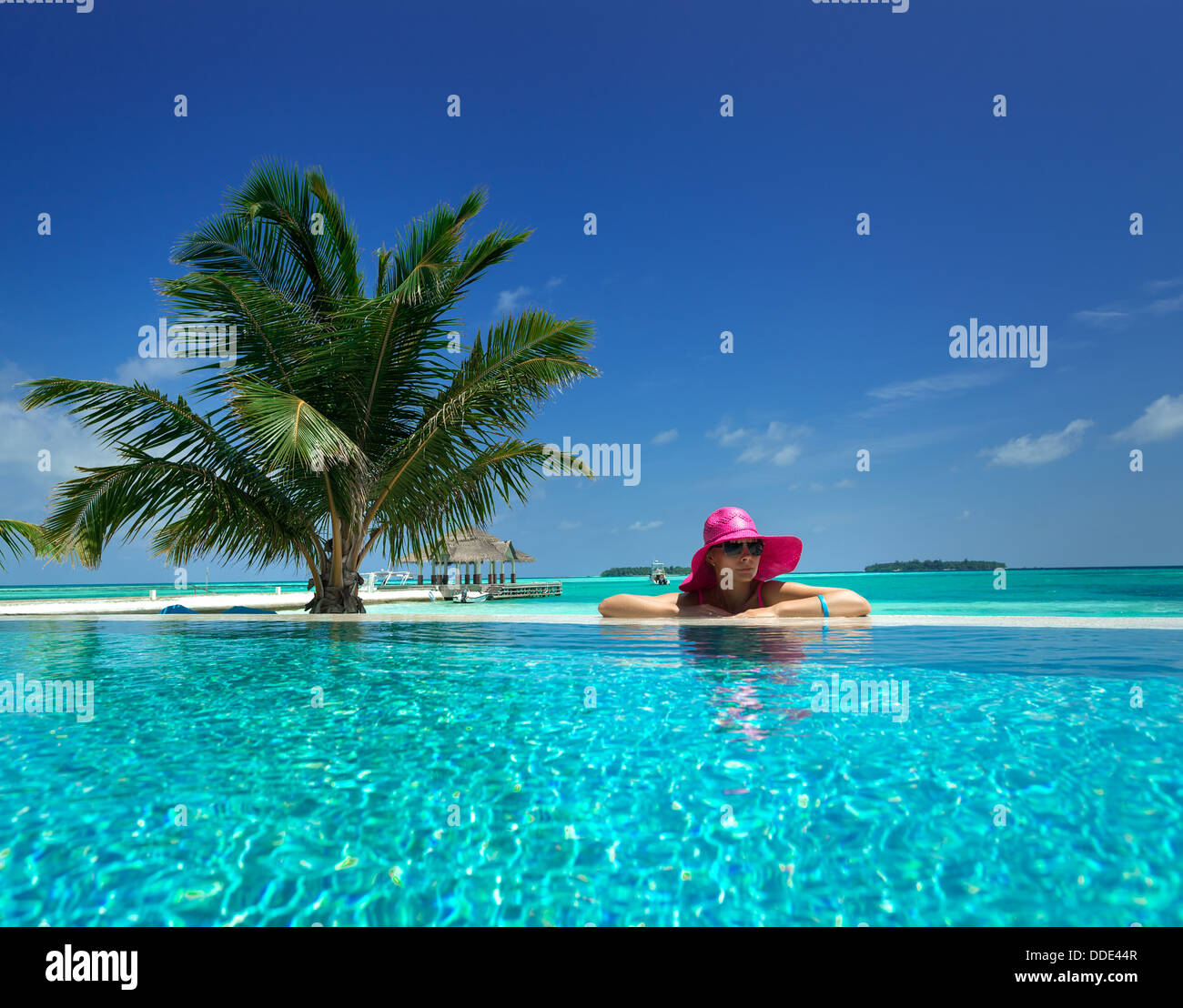 Vacanze in spiaggia in piscina Foto Stock