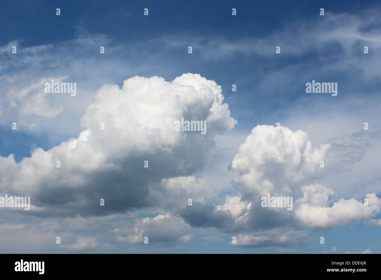 Paesaggio con grande e pittoresca nuvole bianche e blu cielo Foto Stock