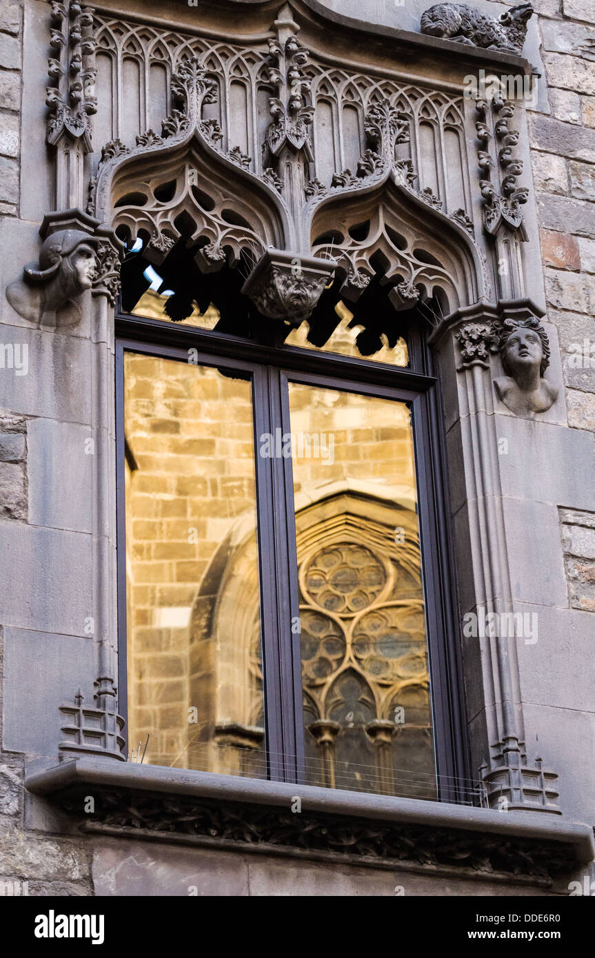 Architettura medievale riflessioni a Barcellona, Spagna. Foto Stock