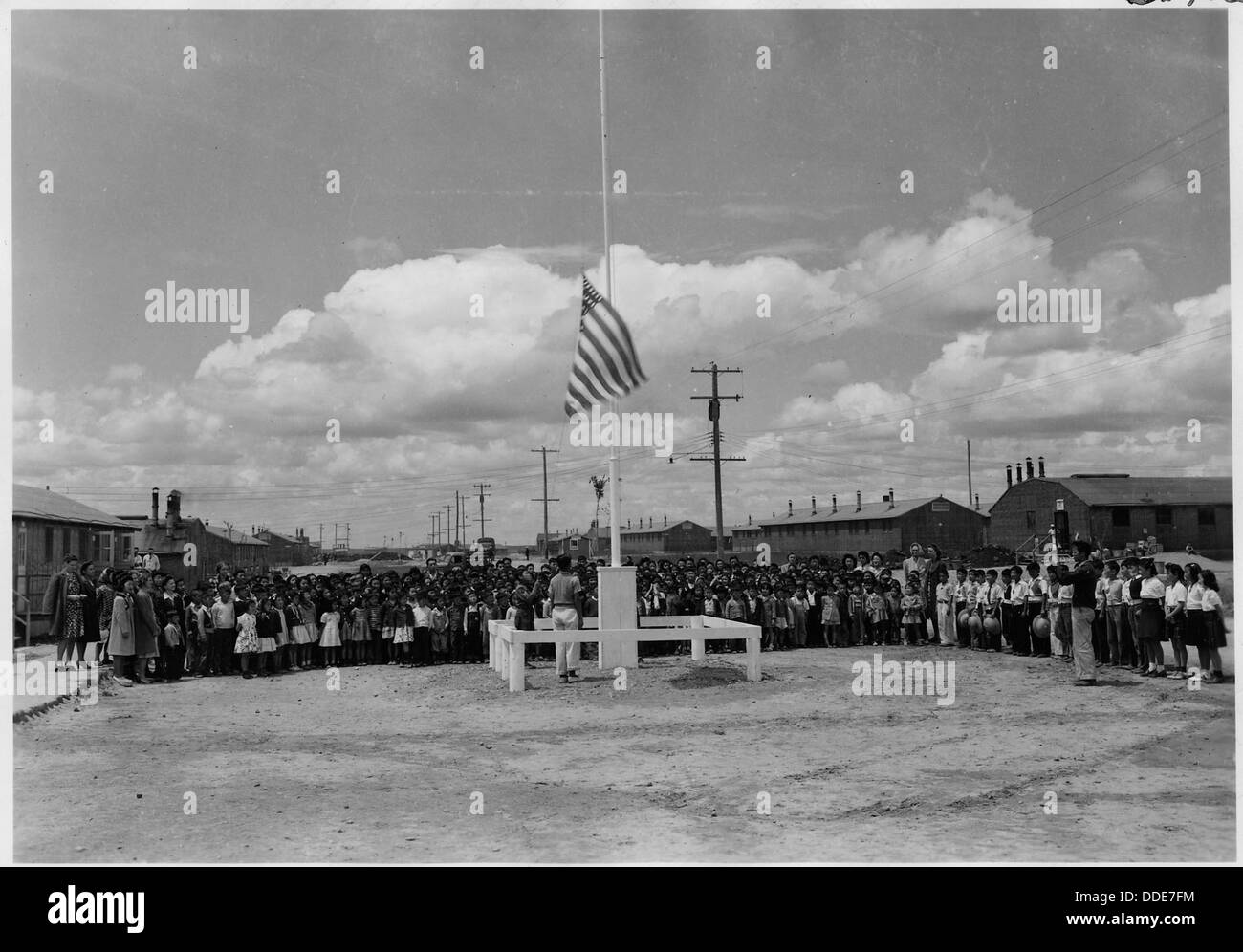 La dedica del palo della bandiera alla Stafford Elementary School all'interno del Minidoka Relocation Center di Hunt, Idaho, ha avuto luogo durante l'internamento di giapponesi americani durante la seconda guerra mondiale. La cerimonia ha segnato un momento importante nella storia del campo. Foto Stock