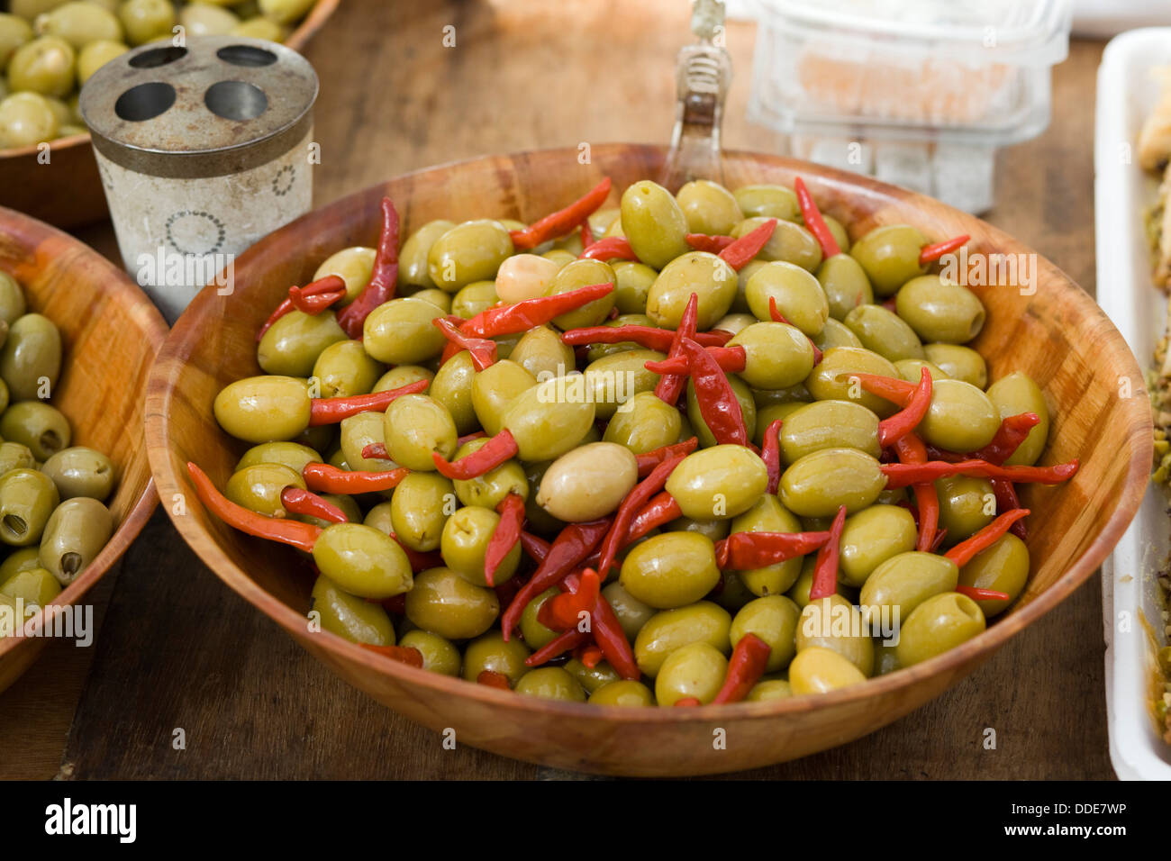 Regina olive greche farcite con hot-piri piri i peperoni in un recipiente di bambù Foto Stock