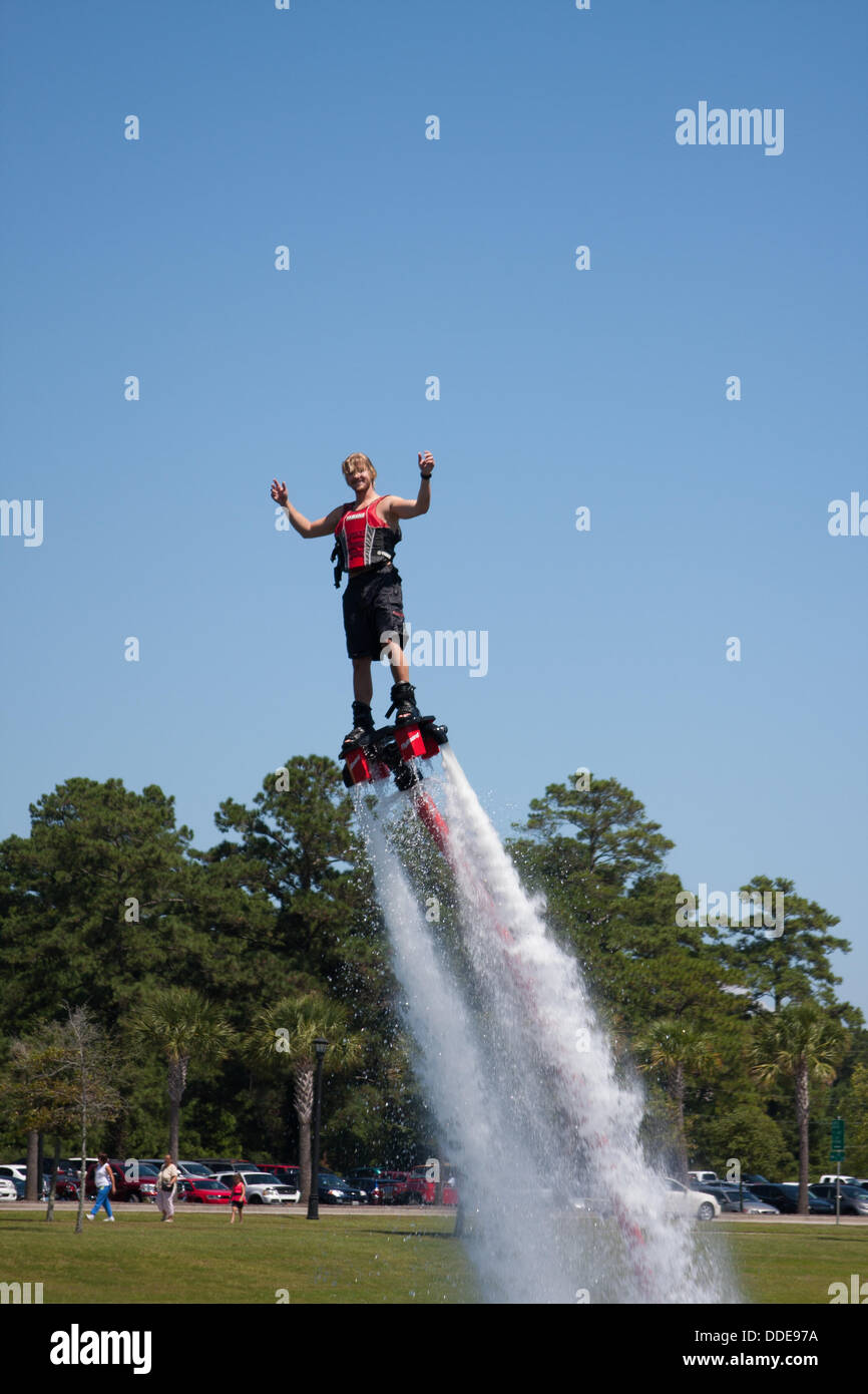 Myrtle Beach, Carolina del Sud, Stati Uniti d'America. 31 agosto: Flyboard dimostrazioni di Hydrofly sport acquatici per tutte le persone che frequentano l'ottava edizione di Myrtle Beach Beach Boogie e BBQ festival presso il Market Commons Foto Stock