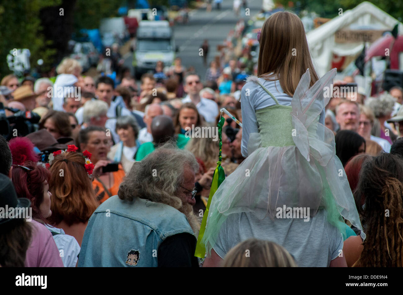 Balcombe, West Sussex, Regno Unito. 1 Sep, 2013. 'Nastro fuori Balcombe', riuniti folle a questo Anti Fracking cantando evento sono unite da Balcombe residenti. Il anti fracking ambientalisti stanno protestando contro forature di prova da Cuadrilla sul sito in West Sussex che potrebbe portare al controverso processo fracking. Il campeggio a bordo strada continua a crescere in dimensioni e con più tende in arrivo Credito giornaliero: David Burr/Alamy Live News Foto Stock