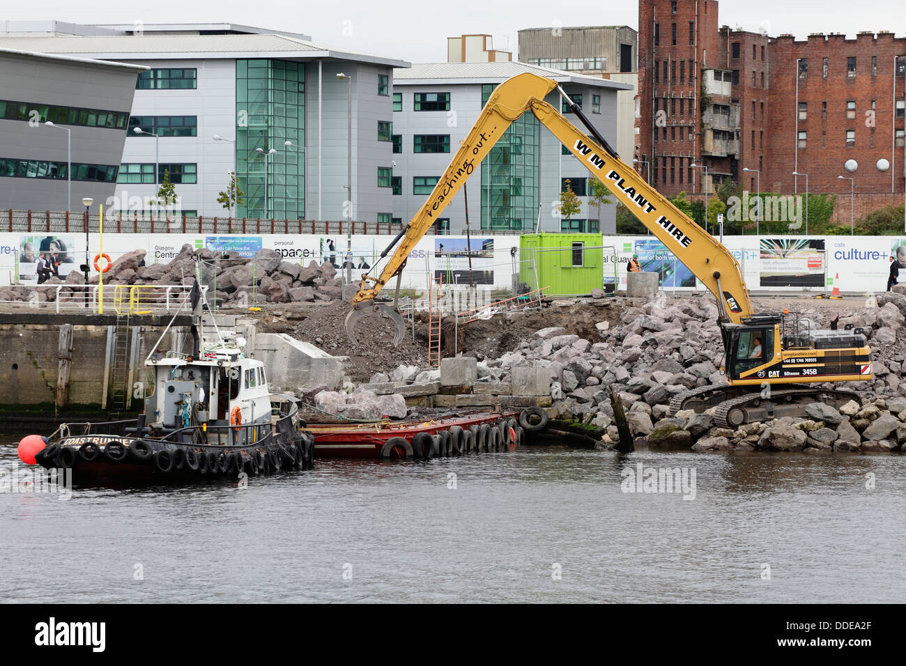 Lavori in corso per riparare la passerella crollata a Anderston Quay sul fiume Clyde utilizzando un digger, rimorchiatore e una chiatta a Glasgow, Scozia, Regno Unito Foto Stock