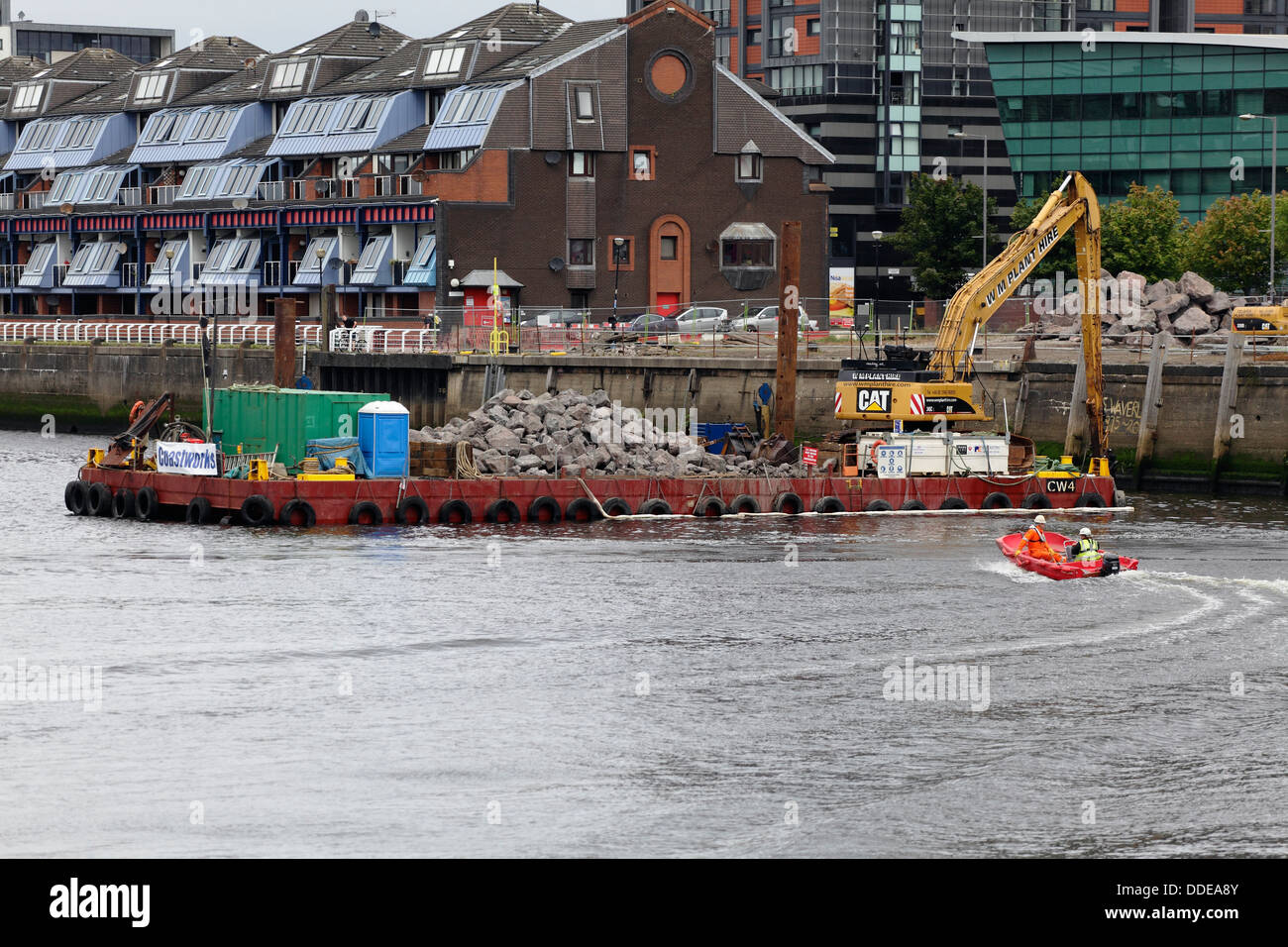 Lavori in corso per riparare la passerella crollata a Anderston Quay sul fiume Clyde utilizzando un digger che lavora da una chiatta a Glasgow, Scozia, Regno Unito Foto Stock