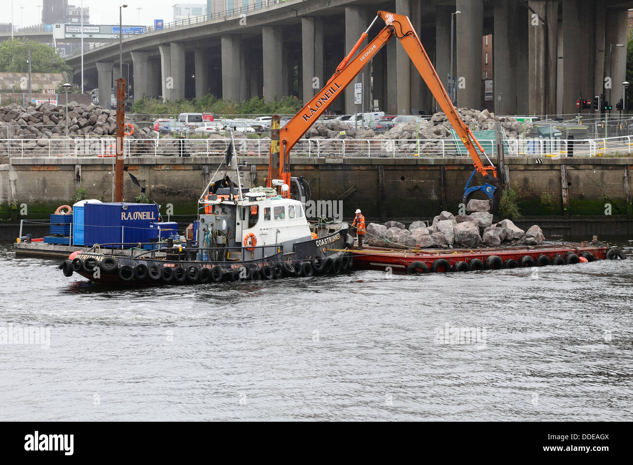 Lavori in corso per riparare la passerella crollata a Anderston Quay sul fiume Clyde utilizzando un digger che lavora da una chiatta a Glasgow, Scozia, Regno Unito Foto Stock