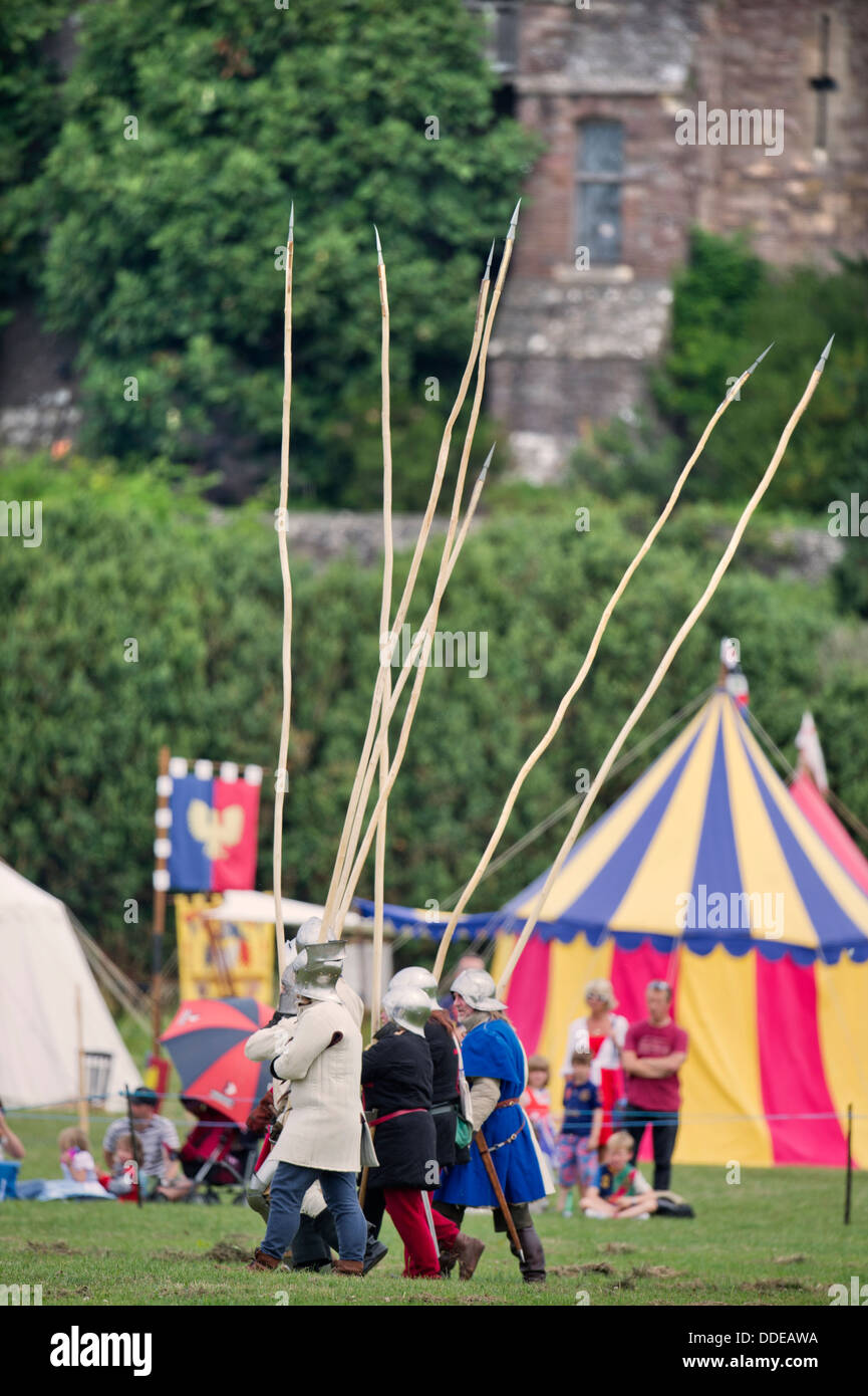 Il 'Berkeley Skirmish' reinactments medievale a Berkeley Castle vicino a Gloucester dove il cinquecentesimo anniversario della battaglia di Fl Foto Stock