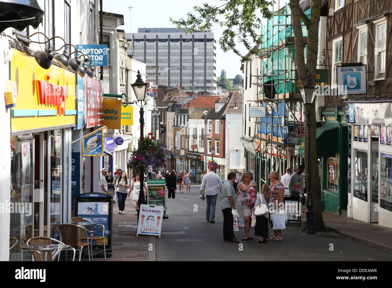 Maidstone Town Center. Una via pedonale si presta alle conversazioni tra il passaggio di persone. Foto Stock