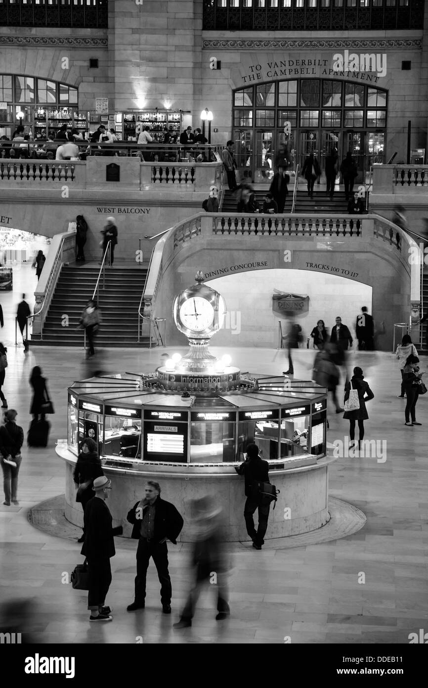 Immagine monocromatica di Grand Central Station concourse, Manhattan, New York City, Stati Uniti d'America. Foto Stock
