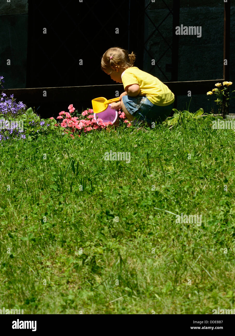 Bambina giocando nel soleggiato parco Foto Stock