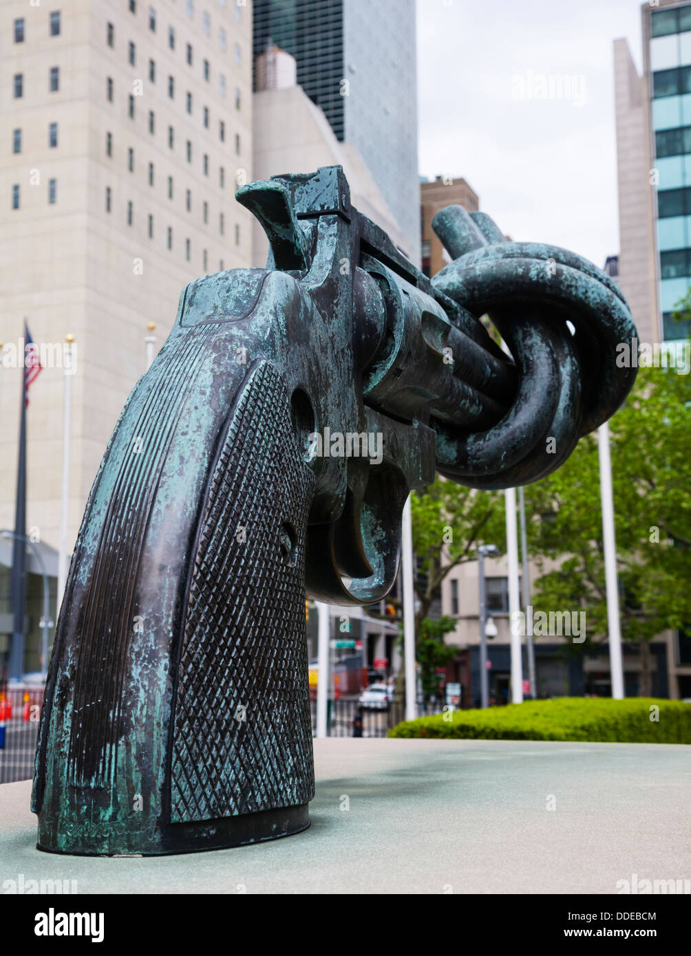La pistola annodato scultura da Carl Fredrick Reutersward, il palazzo delle Nazioni Unite, Manhattan NYC, Stati Uniti d'America. Foto Stock