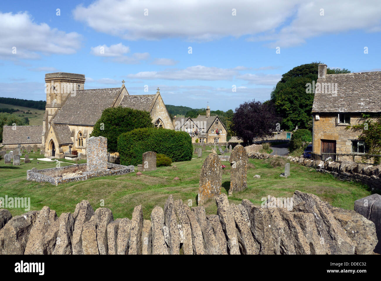 La chiesa di San Barnaba, Snowshill, Cotswolds, Gloucestershire, Inghilterra, Regno Unito sagrato Foto Stock