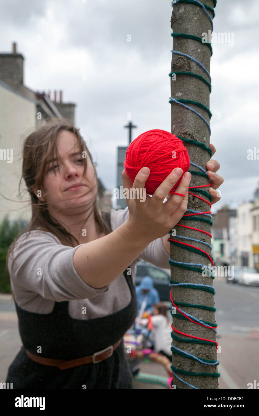 Kendal, Cumbria, Regno Unito. 31 Agosto, 2013. "Lana è il mio pane", una festa di maglieria e wooliness per celebrare Kendal città del motto al Mintfest Street Arts Festival 2013, un vivo dei laghi di evento di fine settimana nel distretto del lago con artisti provenienti da tutto il mondo che hanno effettuato , la danza contemporanea, circo, commedia, musica per le strade e parchi di Kendal. Credito: Cernan Elias/Alamy Live News Foto Stock