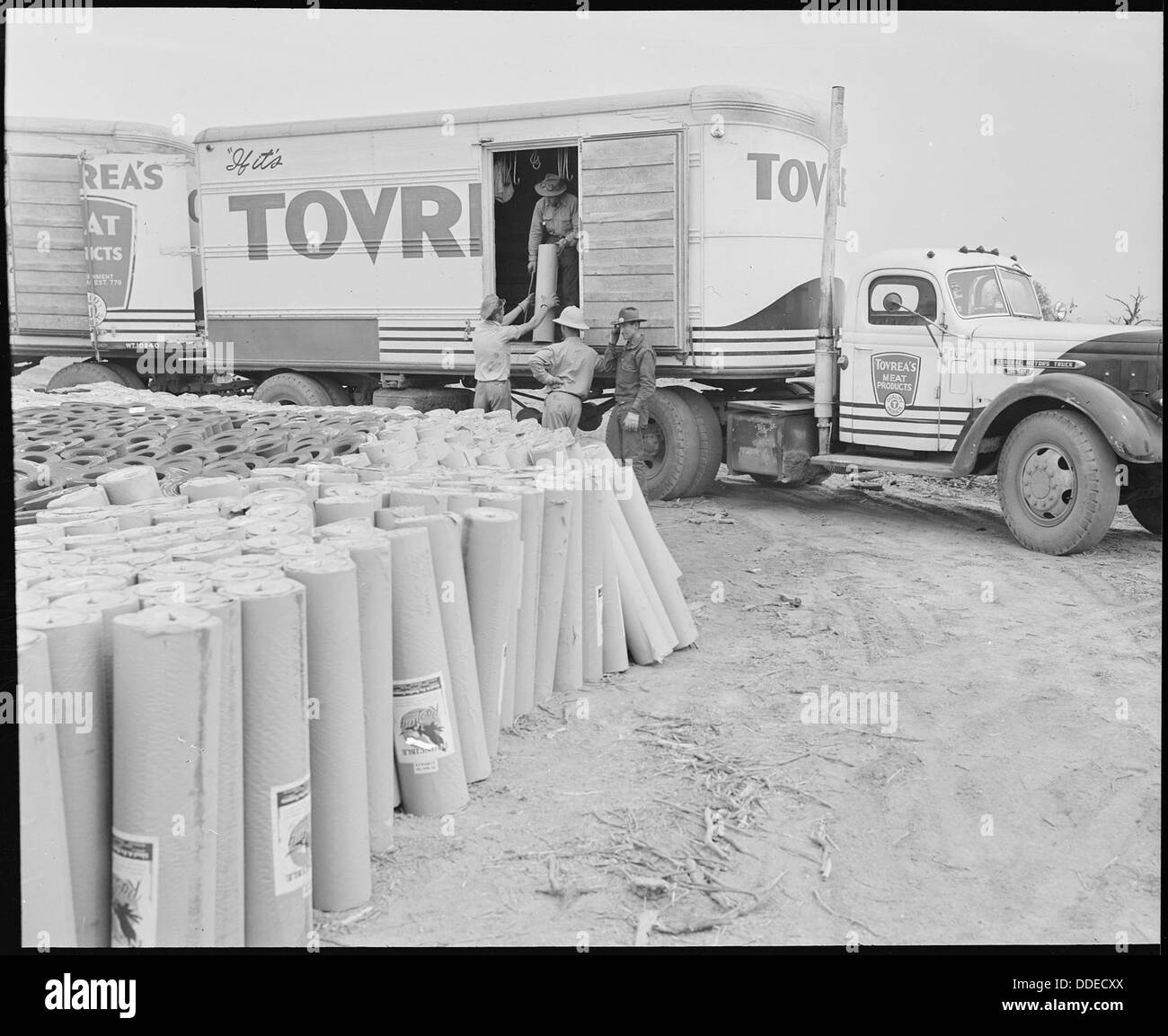 A Poston, Arizona, la carta per tetti viene scaricata per la costruzione di caserme presso il Colorado River Relocation Center, un sito chiave per l'internamento giapponese-americano durante la seconda guerra mondiale Foto Stock