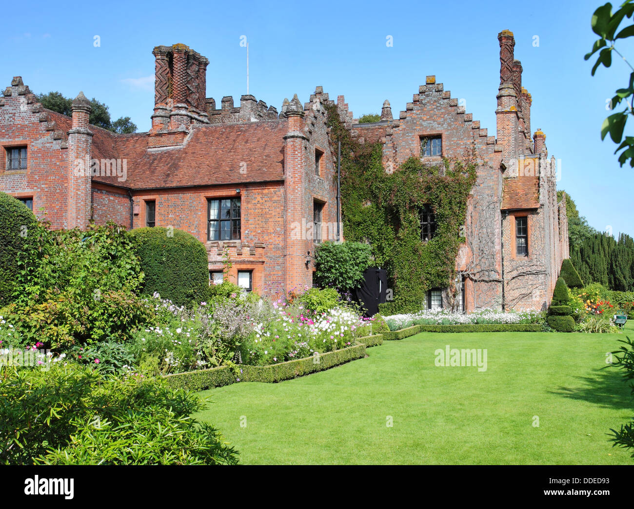 Inglese Medievale Manor House e giardino Foto Stock