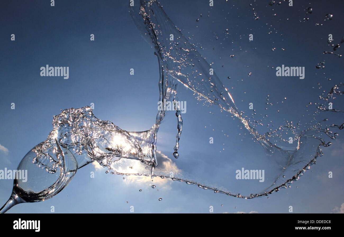 Spruzzi di acqua dal vetro del vino Foto Stock